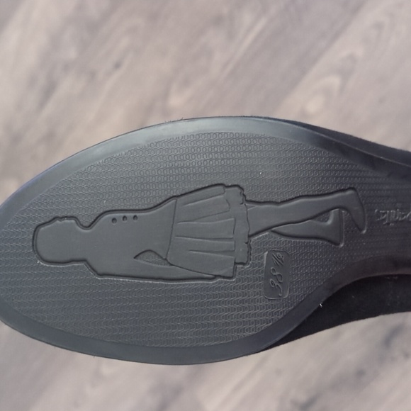 Hispanitaa Black Suede Slip On Heels w/Jedda Pom Pom Design Balls in Front - Picture 9 of 12